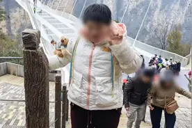 15岁女孩殒命铁轨，此前已有17人被撞身亡，铁路部门回应视频封面