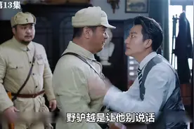 小伙假装跟朋友聊天，实际上另有目的，各怀心思