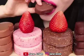 甜美诱惑！草莓巧克力和草莓慕斯，满足你的味蕾！