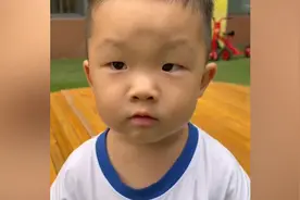 妈妈幼儿园当老师套路萌娃喊妈 萌娃机智回答：妈妈上班呢！视频封面