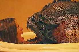 美女抓到一条千年食人鱼，放在实验室研究，却不知已闯了大祸！视频封面