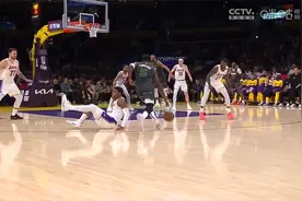 脚踝终结！爱德华兹晃倒八村，杀入内线被犯规，湖人挑战成功视频封面