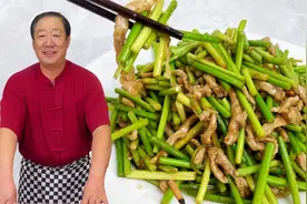 蒜苔不要直接就炒，多做一步脆嫩入味，搭配滑嫩肉丝，好吃更下饭