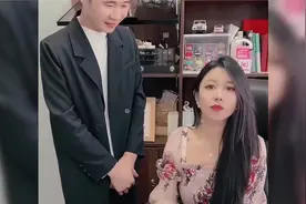 激情碰撞：美女老板与男员工，职场与爱情的双重考验！视频封面