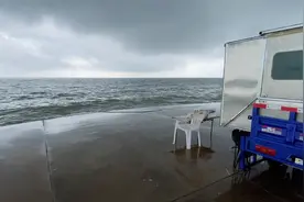 三轮房车露营海边，突降大雨，车里全是水，扛不住了！视频封面