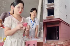 安置房抽签丈夫让妻子出马，117万拿下以为是一层，结果是一栋楼视频封面