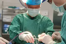 撕裂般剧痛！25岁小伙被扶进医院，医生称春节期间肛裂病人增多视频封面