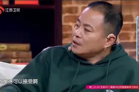 学霸儿子留长发穿裙子，父亲愁的发慌，全场却笑声没停过视频封面