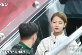 男生突然回头看着后方的女孩 女孩与之对视后便躲闪开视频封面