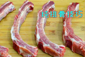 把排骨和猪脚一起炖，汤鲜肉烂营养简单又好吃，荤素搭配老少皆宜