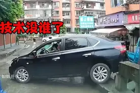 新手女司机真可怕！原地掉个头，把石护栏给撞断视频封面