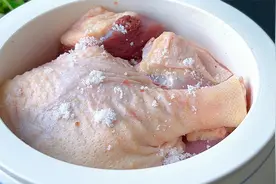 把鸭肉放入炖盅里，不加水，出锅成福建特色美食，上桌汤汁都不剩视频封面