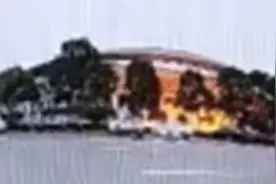 湖北荆州一大型无人机坠落 现场残片遍地 警方：已处置完毕视频封面
