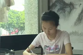 2024广州中考放榜 记者直击考生查分现场