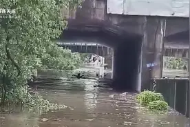 实拍桂林多地暴雨后景象：女性被困桥洞洪水淹没至脖颈视频封面