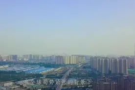 全球战火四起，金价一路狂飙，这背后到底释放了哪些信号？(1)视频封面