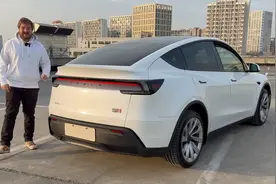 特斯拉 Model Y 焕新版深度测评：全新升级，值不值得买？视频封面