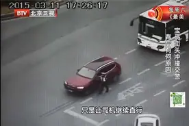 红色宝马违规停车，交警劝阻无效后竟直接冲撞，最后酿成大祸