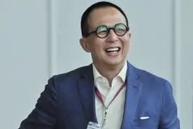 敏感时刻，李嘉诚儿子现身北京视频封面