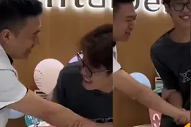 00后小伙子给牙科医生送锦旗，对方却疯狂推脱：收了要被嘲笑三年