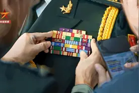 原来军人胸前勋表是这么回事 今天终于明白了