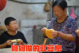 自家菜园的豇豆挂满了，摘回家妈妈做豇豆粑，还是小时候的味道