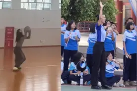 女班主任下课带学生打篮球，30秒连投7个引全场尖叫，颜值更心动视频封面