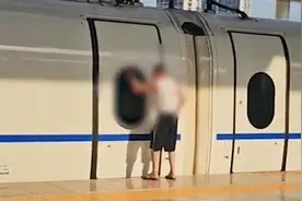 高铁临时停靠大爷下车抽烟 错过高铁急得连忙拍打车窗视频封面