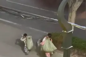 深夜母子在街头捡废品,孩子开心"起飞" 网友：有妈妈的地方就是家视频封面