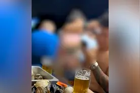 游客被卖花小女孩又亲又抱，擦汗叫干爹干妈：吓到尴尬手足无措视频封面