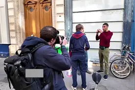 画面曝光！法国加密货币大亨女儿街头险遭绑架视频封面