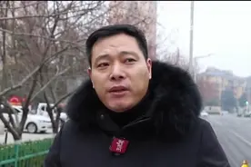 买平安人寿保险，业务员承诺存满20年全返，男子细看合同发现不对视频封面