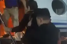 现场！杜特尔特被架上飞机强行送往荷兰海牙 支持者含泪相送视频封面