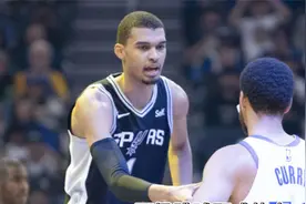 库里对决新星文班亚马：跳球瞬间引爆全场！视频封面