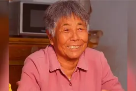 在这个家里，有慈祥的老人，她用无私的爱，为我们撑起了一片天空视频封面