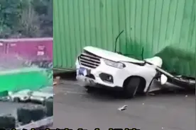 监控还原宁波高速多车相撞：货车侧翻白车被压扁 黑车惊险逃脱视频封面