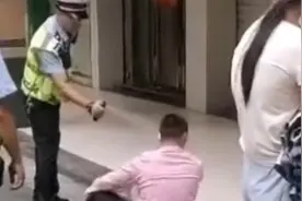 男子不听劝阻被喷辣椒水？广西警方通报：涉事民警辅警已被停职视频封面