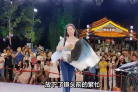 千万粉丝网红唐艺参加儿子初中毕业礼！泪流满面，将与郭有才同台视频封面