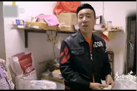 当明星回老家：于和伟帮哥哥卖包子，开口吆喝叫卖太接地气了视频封面
