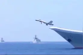 震惊!山东舰歼15D升空，台舰在旁边看着，台媒直呼太厉害了视频封面