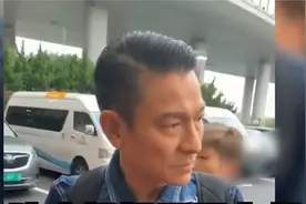 爆笑偶遇，路人：沈腾，你过来呀！盘点路人偶遇明星名场面。视频封面