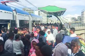 中国承建轻轨改变东非生活，以前20点街上无人，现在22点灯火通明视频封面