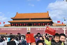 12.3万人天安门看升旗：游客连夜坐火车，排队三个多小时入场视频封面