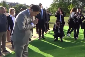 日本外相林芳正突访乌克兰 前往布恰双手合十闭眼鞠躬悼念视频封面