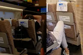 孩子在高铁哭闹找妈妈，爸爸跟着一起哭，车厢乘客听了憋不住笑视频封面