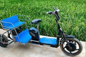 车行三轮售价五六千，大叔买来辆报废车自己改，能载两人速度还快