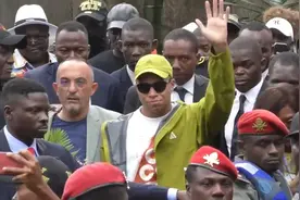 排面十足！姆巴佩造访喀麦隆，总理亲自接见，大量安保武装护送视频封面