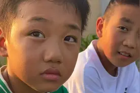小梓瀚和双闪哥挑战无表情吃葡萄，他俩的嘴是真硬啊！