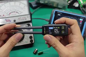 数字万用表跟指针万用表还有电桥，三种工具测量电容好坏对比视频封面