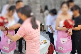 新娘刚下婚车婚纱上被系围裙引热议 当地网友:代表新娘肚里有宝宝